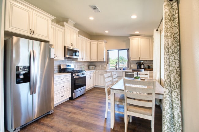 Kitchen & Dining - 15671 Ridgeway Ave