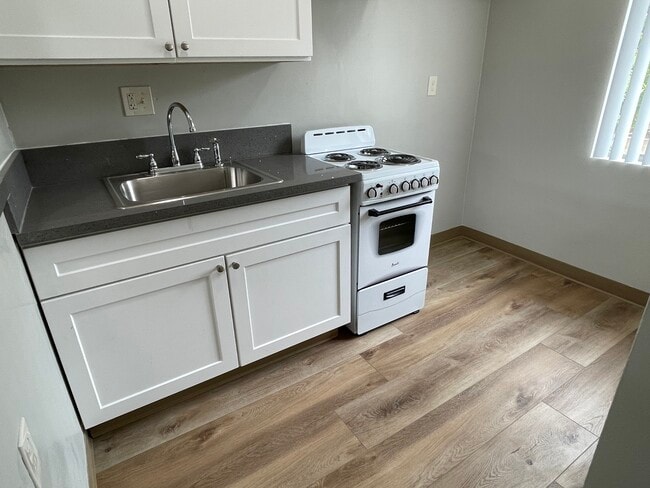 Kitchen - Alta Court Apartments