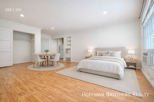 Building Photo - 301 N Sycamore Ave