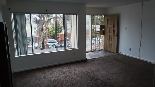 Photo - 637 W 32nd St