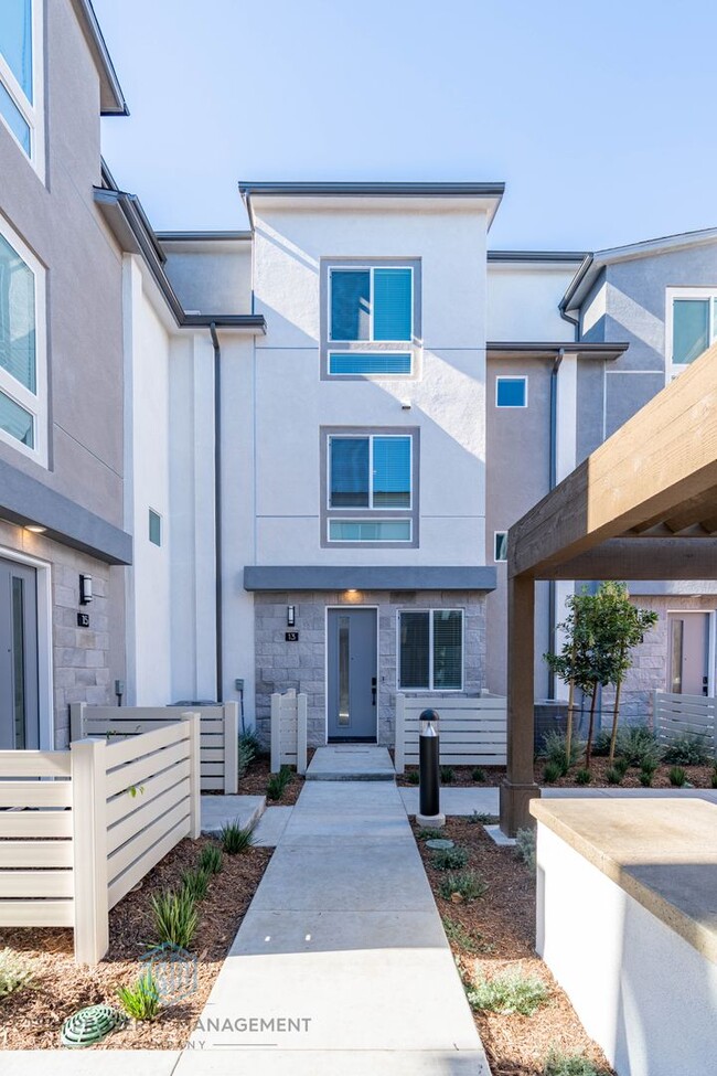 Building Photo - NEW BUILT 2 Bedroom+1 Den Townhome in the Heart of Garden Grove!