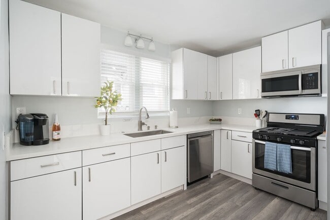 Photo - 2454 Union St