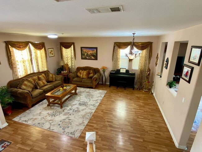Photo - RB 4S Ranch 4br/2.5bath/yard/Garage Granite Kitchen $5490