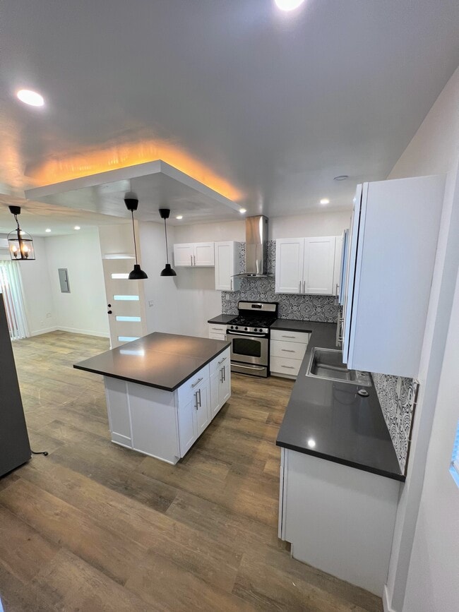 Building Photo - 5700 Vanalden Ave