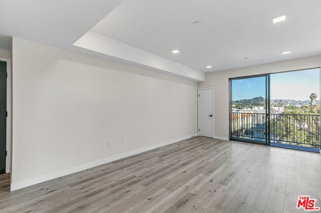 Photo - 1111 N Kenmore Ave Unit #401