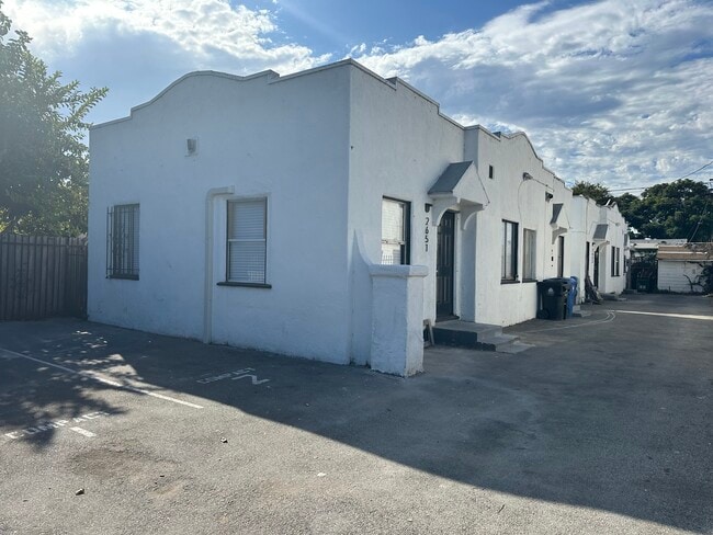 Building Photo - 2651 S Cloverdale Ave Unit 2651