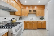 1BR, 1BA - 775SF - Kitchen - 342 N Oakhurst Dr