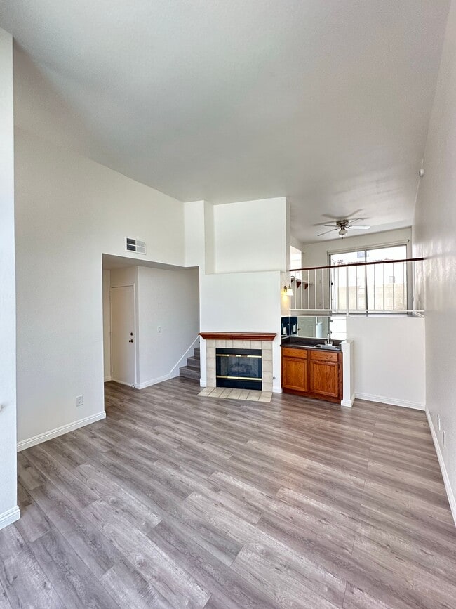 Photo - 5455 Sylmar Ave