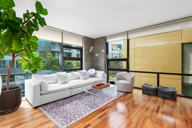 Building Photo - 350 Eleventh Ave Unit 316