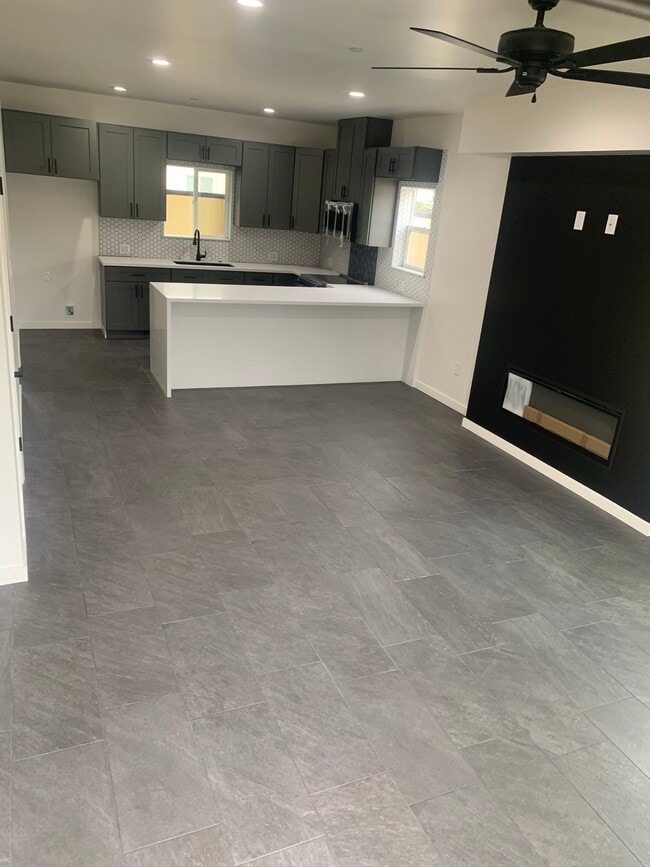 Open concept - 7918 Goll Ave