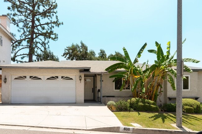 Spacious 3 Bed · 2 Bath Hillside Home — Mo... - Spacious 3 Bed · 2 Bath Hillside Home — Mo...