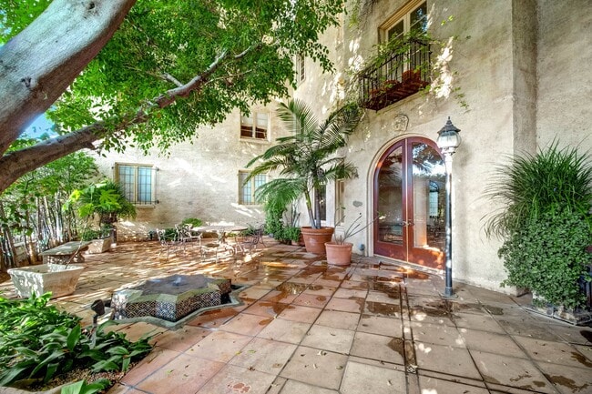 Photo - 109 N Sycamore Ave