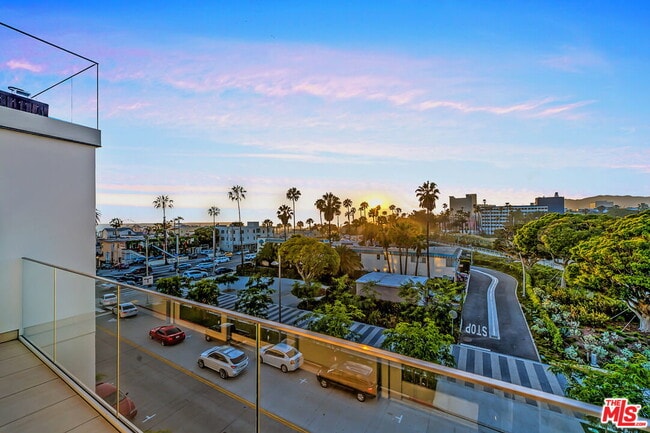Building Photo - 1705 Ocean Ave