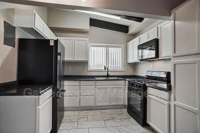 Photo - 17197 Sierra Hwy