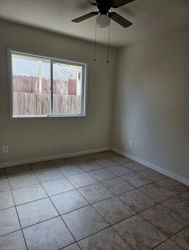 Building Photo - 10565 Parkdale Ave