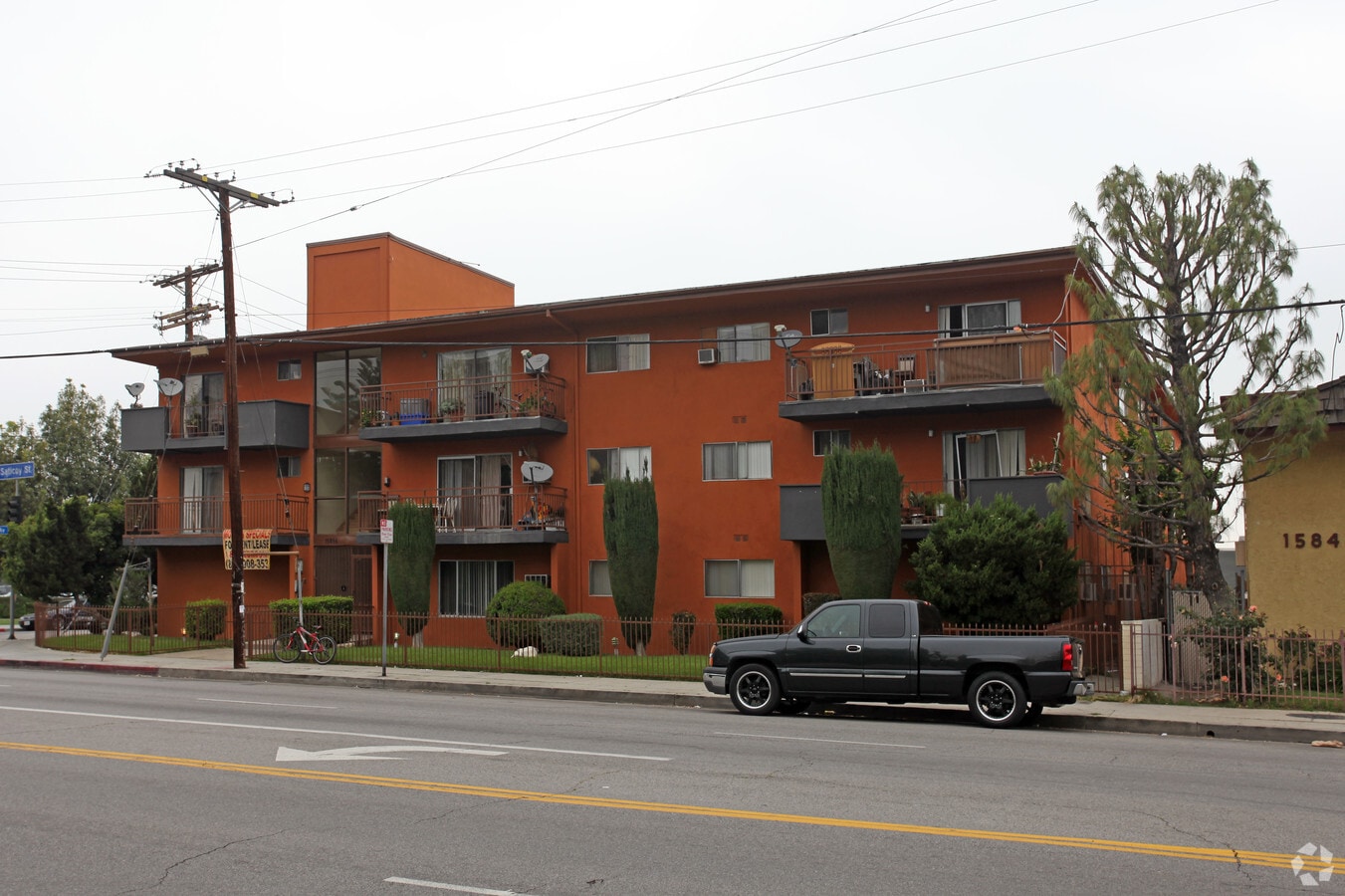 Photo - 15855 Saticoy St