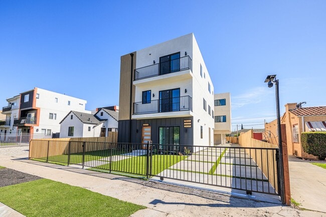 Building Photo - 2424 S West View St Unit 2424 1/2 S. West View St.