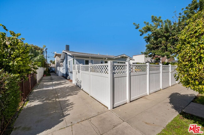 Photo - 2227 Alsace Ave