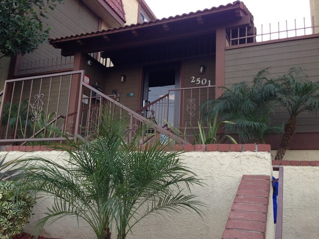 Building Photo - 2501 Temple Ave Unit 211