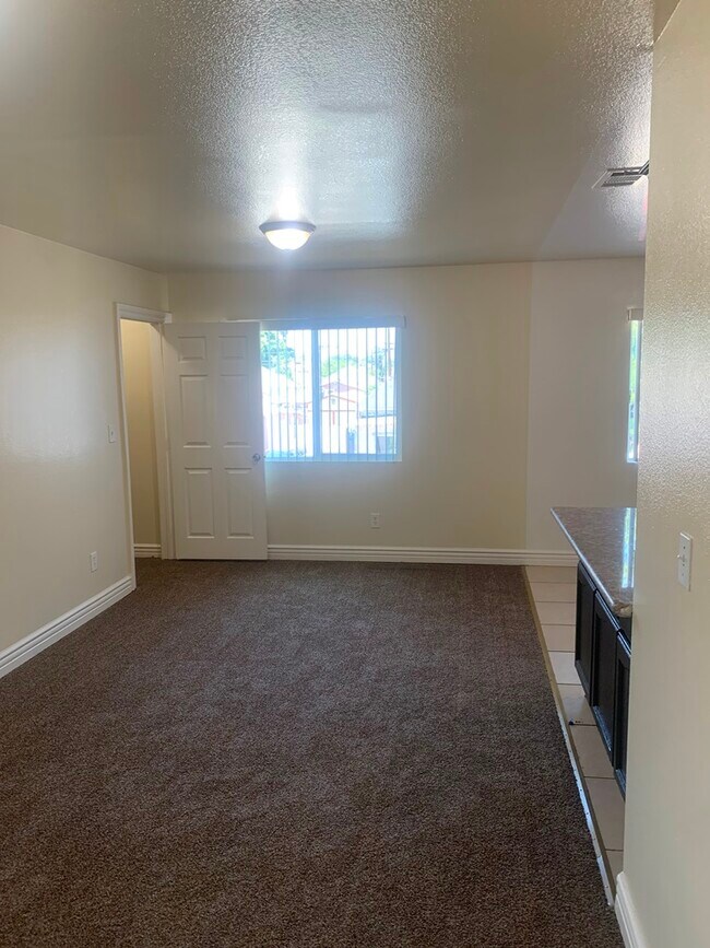 Photo - 906 E 52nd Pl