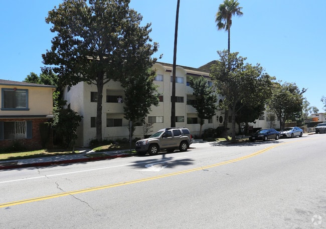Building Photo - 720 Louise Apartments