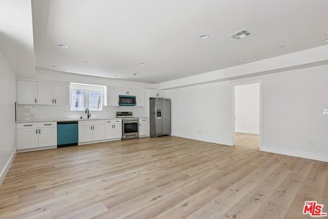 Building Photo - 2111 Holly Dr Unit 2