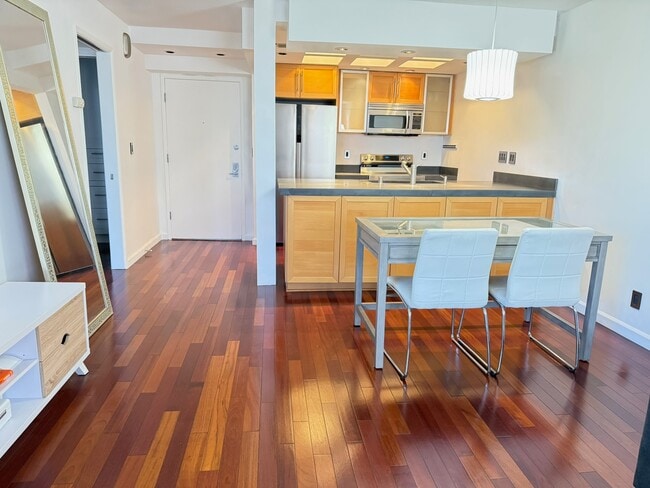 Building Photo - 740 N Kings Rd Unit 320