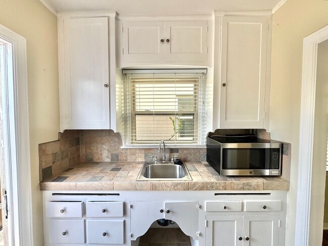 Photo - Cute North Park Bungalow! 2bd/1ba, 1 car garage, AC, W/D in-unit, fenced yard!