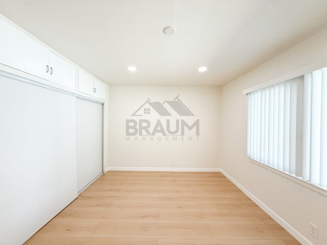 Photo - 15550 Vanowen St