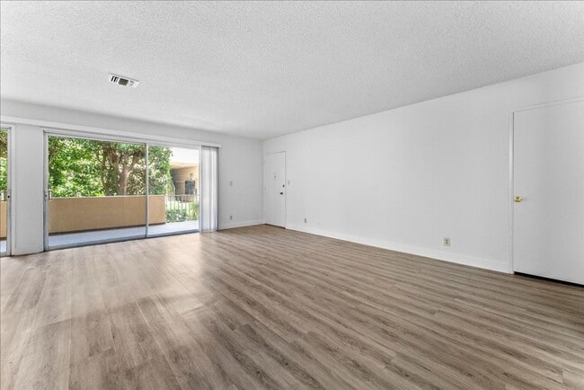 Building Photo - 17424 Burbank Blvd Unit 111 Rental