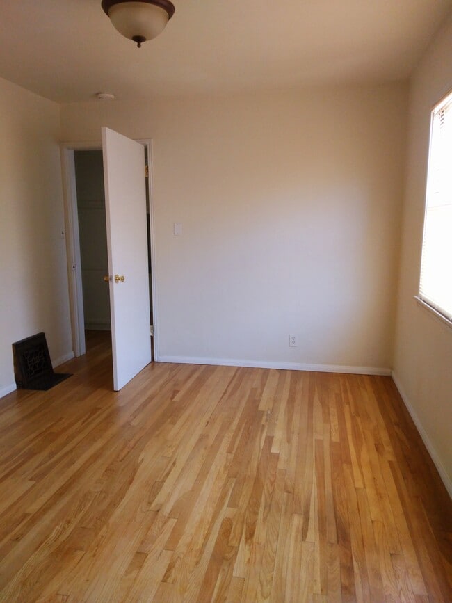 Building Photo - 1309 N Screenland Dr Unit 1309