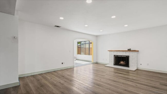 Photo - 1695 Kenora Dr