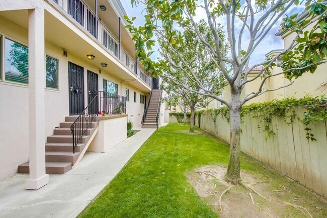 Photo - Spacious 2 Bed / 1 Bath Apartment in the Heart of South Park! Unit #E