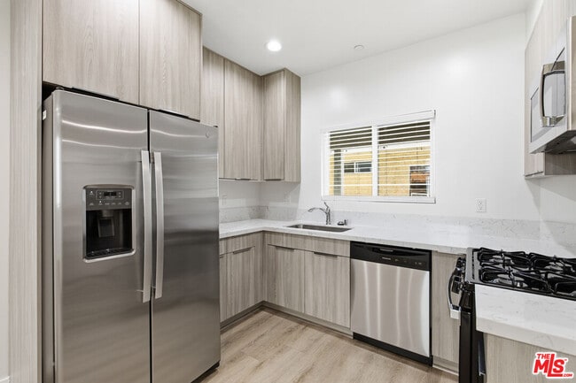 Building Photo - 8827 Van Nuys Blvd Unit 103
