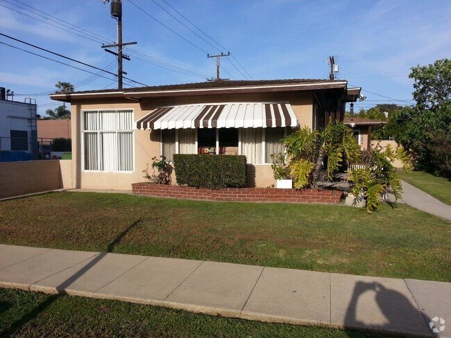 Building Photo - 4116 Neosho Ave Unit Middle Rental