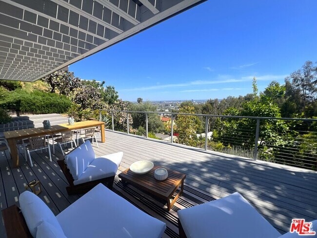 Building Photo - 8376 Hollywood Blvd Rental