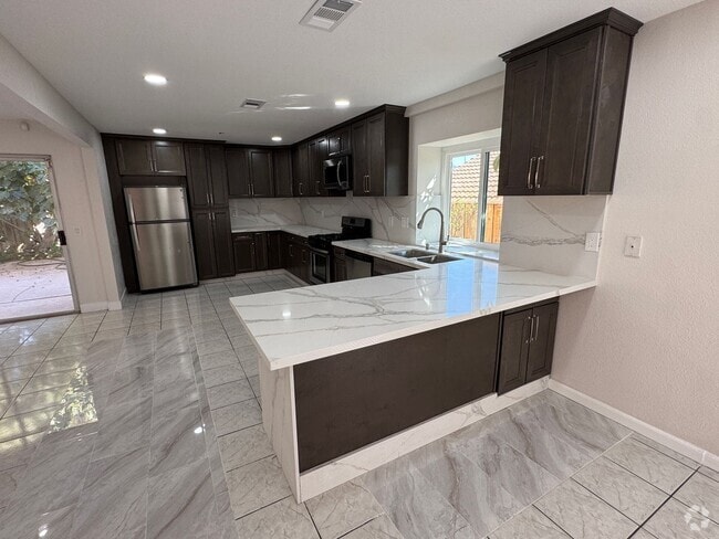 Building Photo - Beautiful 4 Bedroom in Rancho San Diego Rental