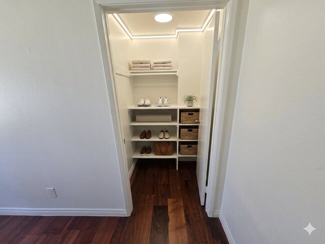 Photo - 843 S Ardmore Ave Unit 203