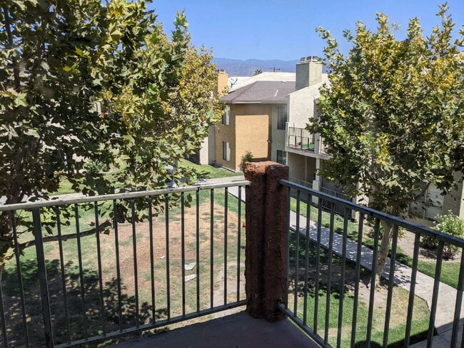 Building Photo - 2br condo in gated pool community Unit 244