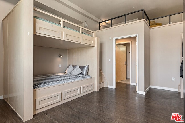 Building Photo - 630 W 28th St Unit 1