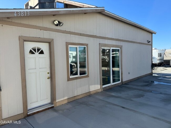 Photo - 43813 Sierra Hwy