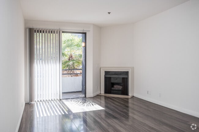 1BR, 1BA - 636 SF - Midvale Court Apartments Westwood