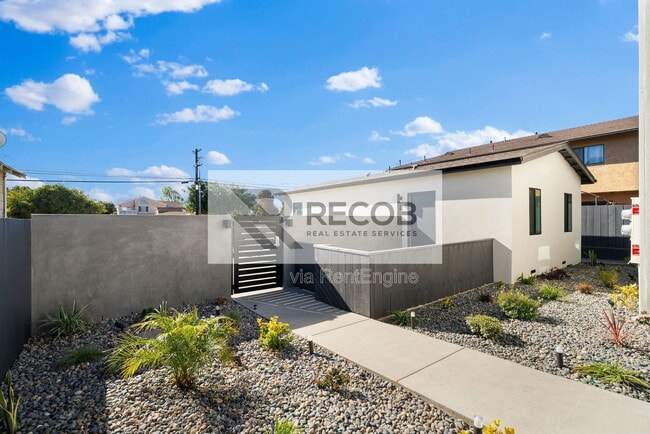 Building Photo - 1638 Elm Ave Unit 2