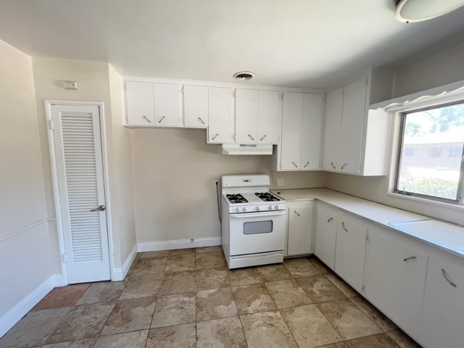 Photo - 627 N Vine Ave