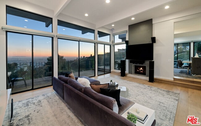 Building Photo - 2001 Sunset Plaza Dr