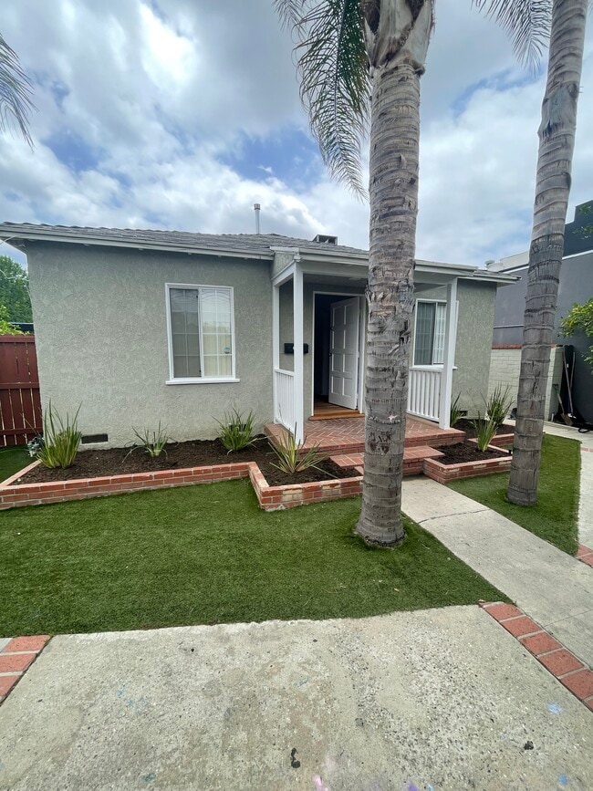 Photo - 17238 Vanowen St House
