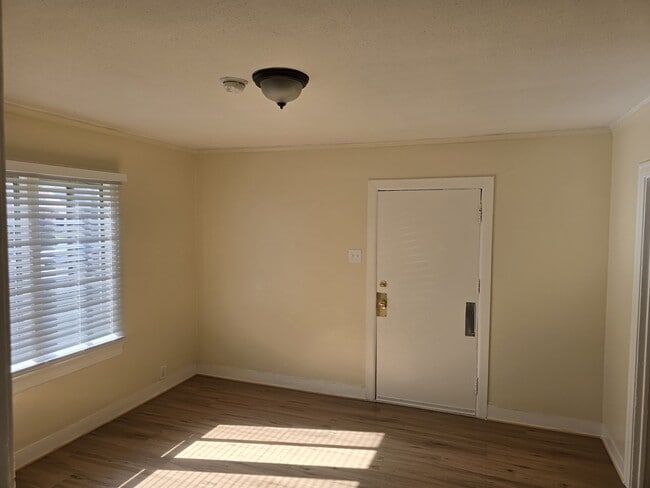 Building Photo - 2812 3/4 Hillcrest Dr Unit Hillcrest