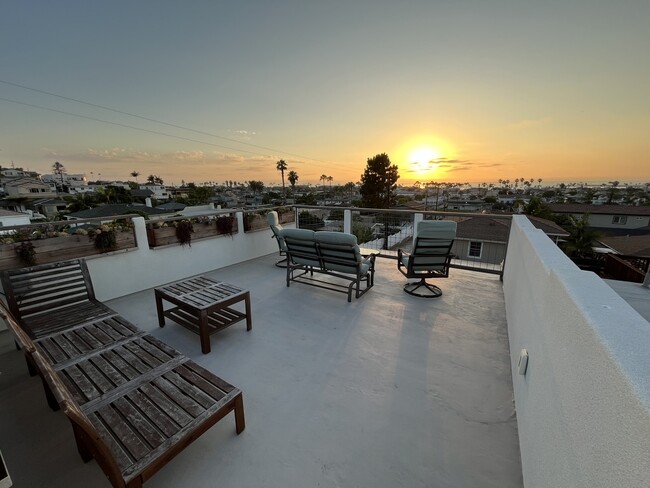 Building Photo - 4649 Santa Monica Ave Unit 4649