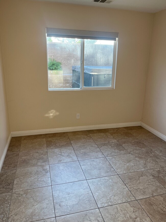 Building Photo - 1693 Thompson Ave Rental