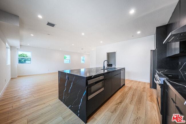 Photo - 1525 S Carmelina Ave Unit 1525